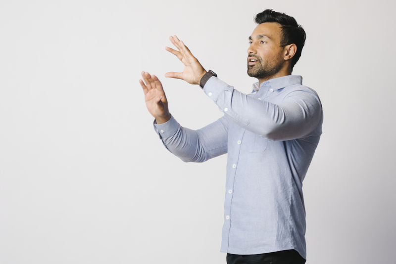 把手掌按在屏幕上的人