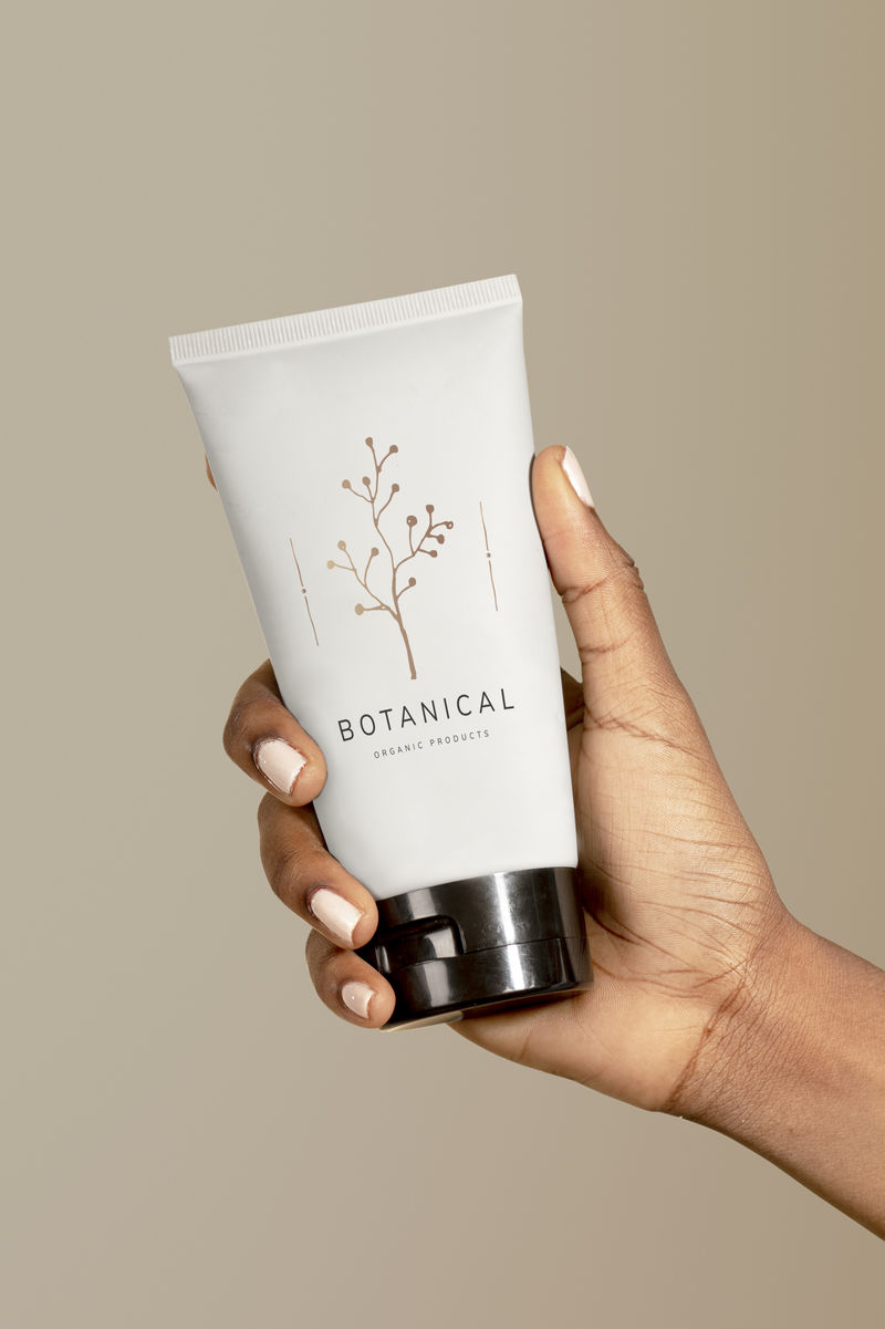 拿着集装箱模型的黑人女人