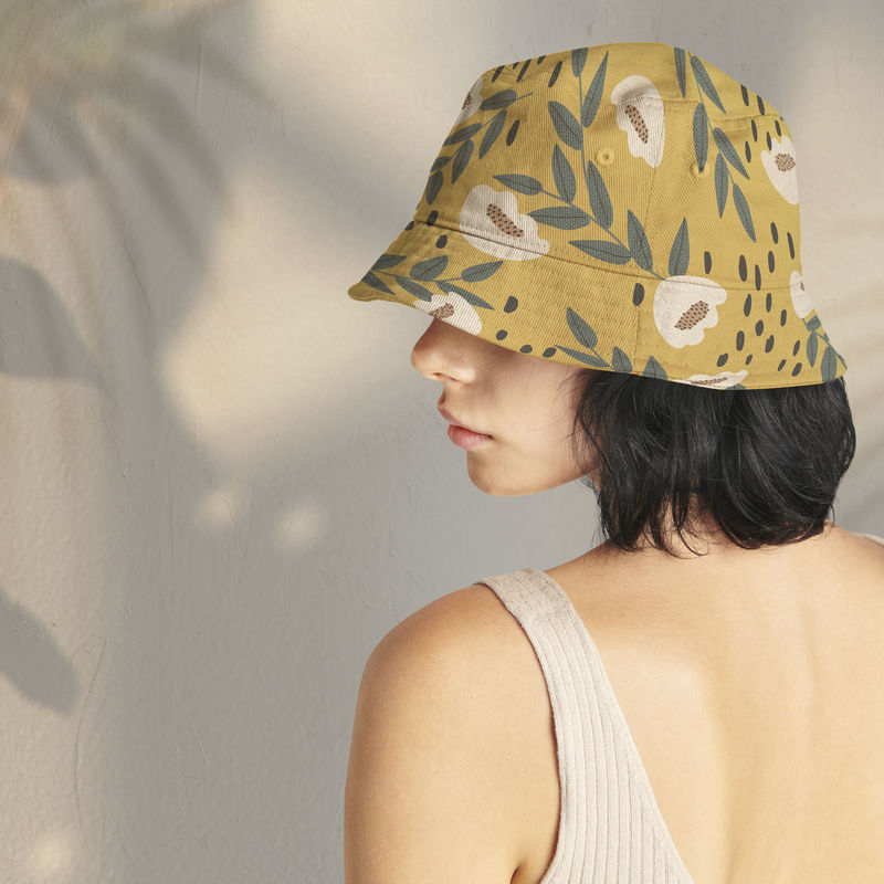 女人在一个花水桶帽子模板模型