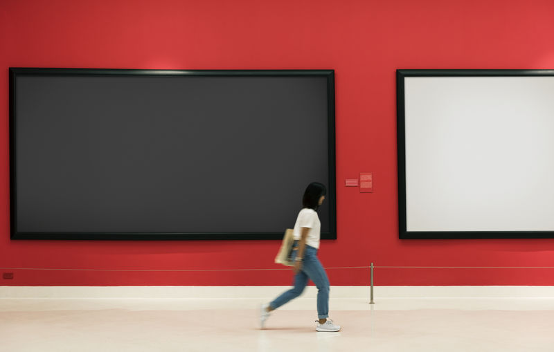 观众欣赏艺术展