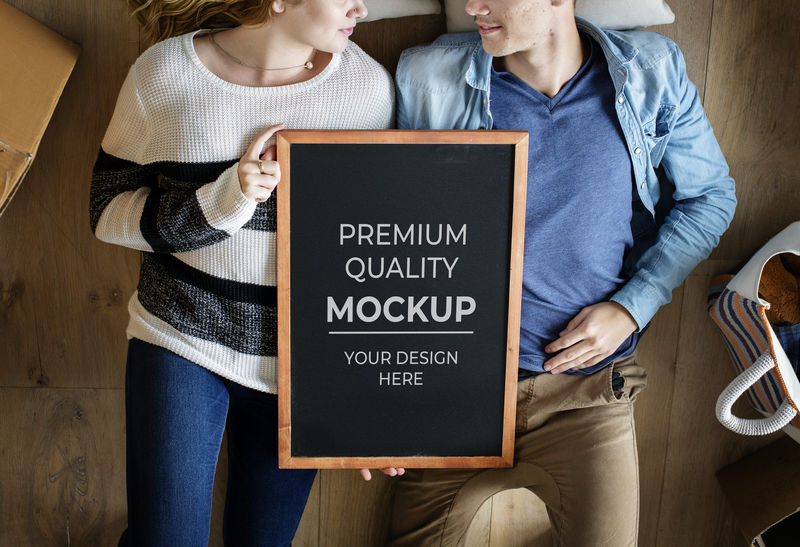 一对夫妇搬进了一所带着黑板模型的新房子