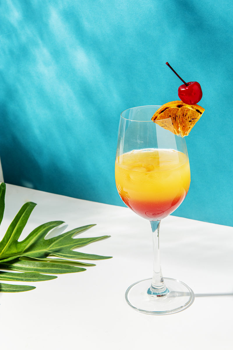 蓝色背景的龙舌兰日出鸡尾酒