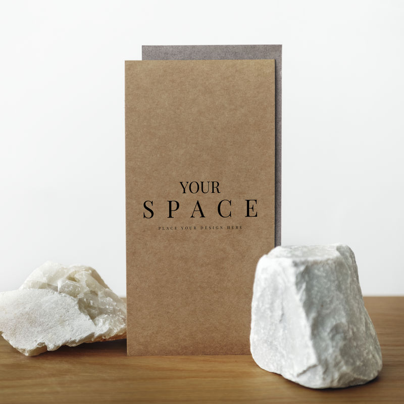 木制桌子上的空白棕色卡片模型