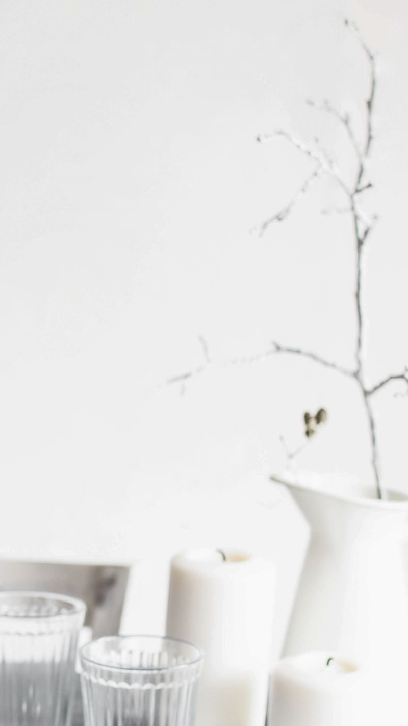 餐桌上的蜡烛和玻璃杯