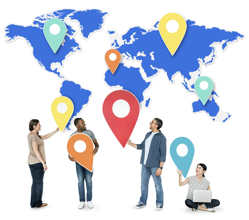 拿着别针定位和世界地图的人