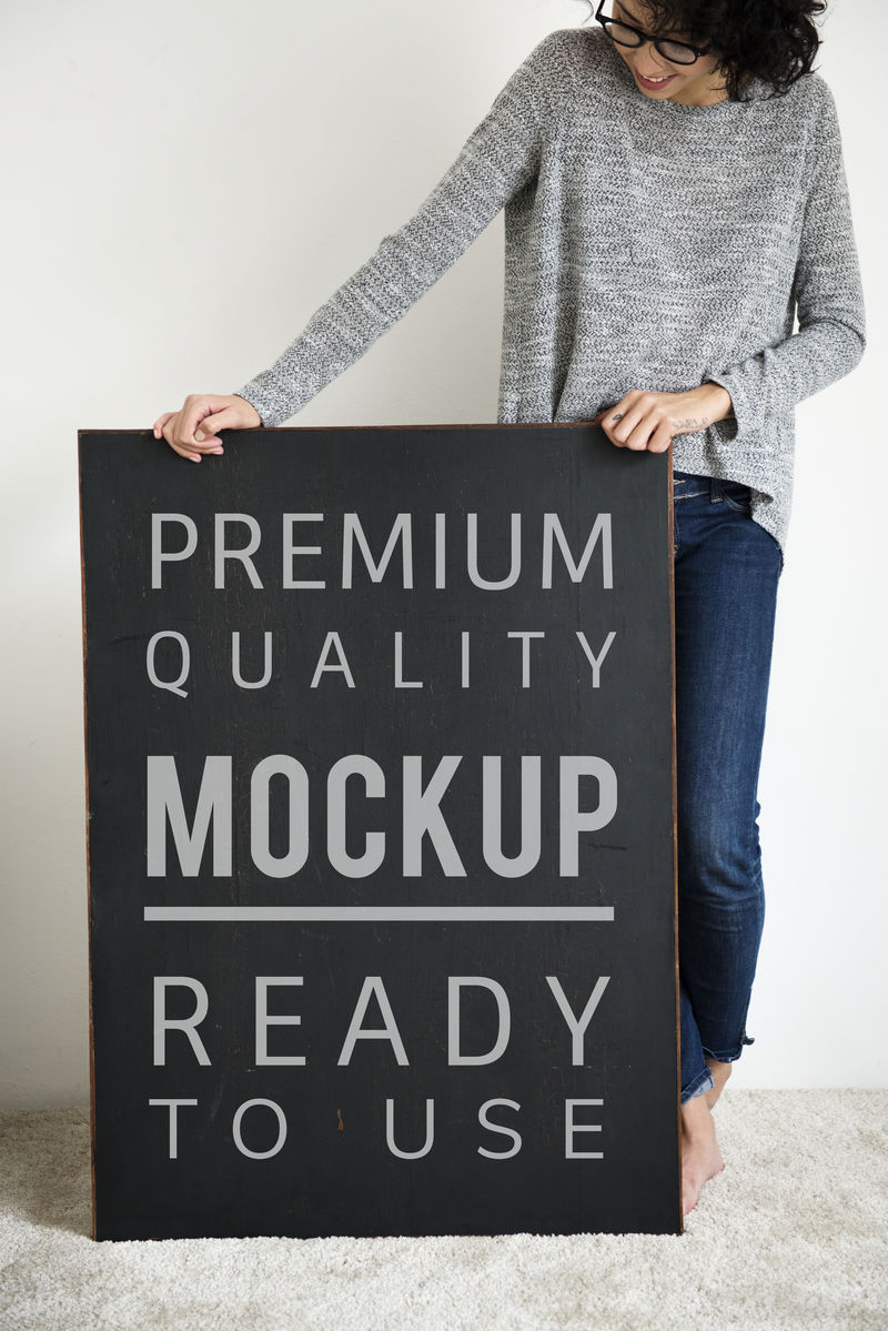 拿着黑色模型板的女人