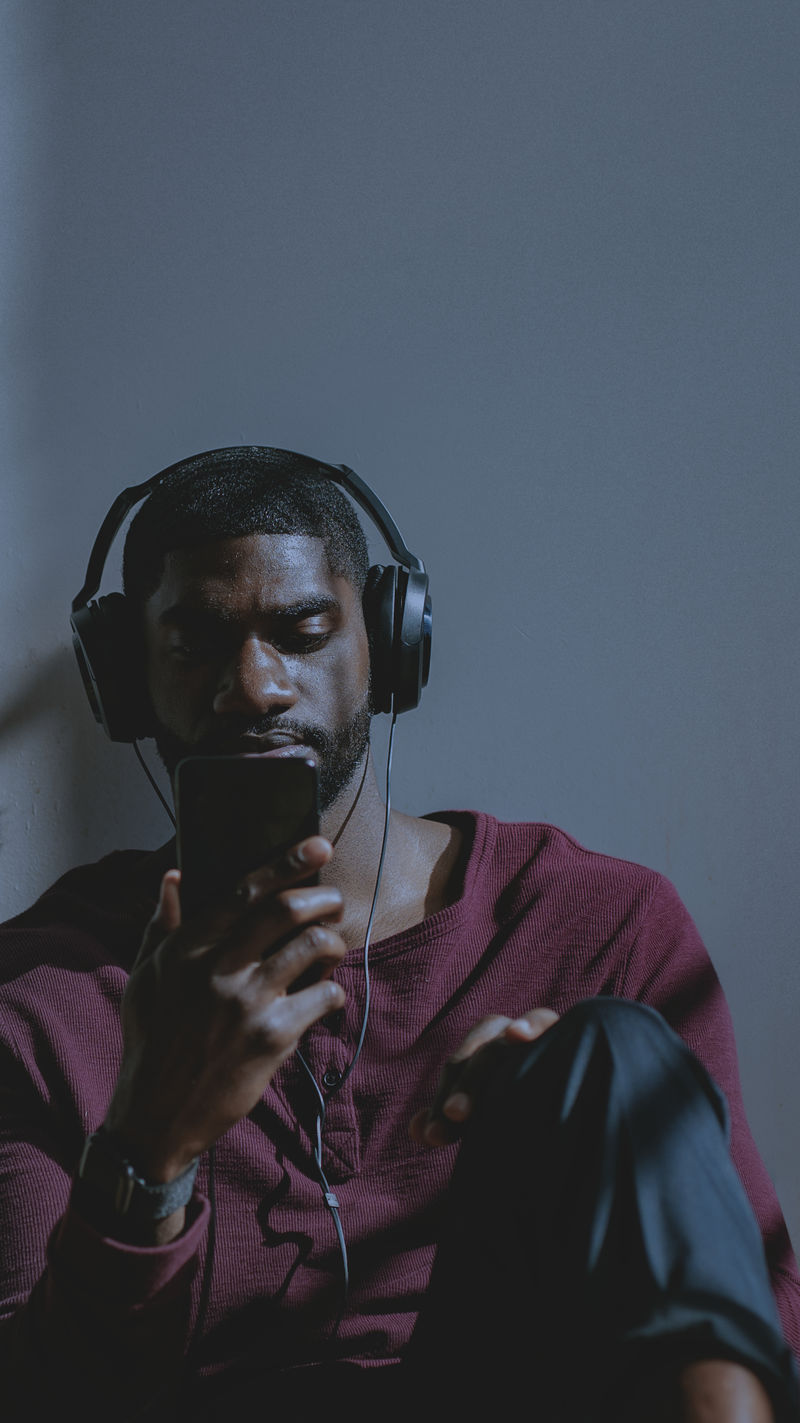 一个黑人在看手机里的视频片段