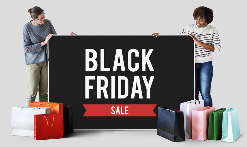 拿着购物袋和横幅的女人