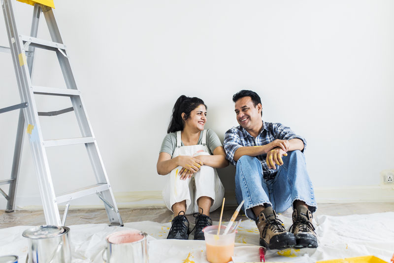 一对正在粉刷墙壁的夫妇