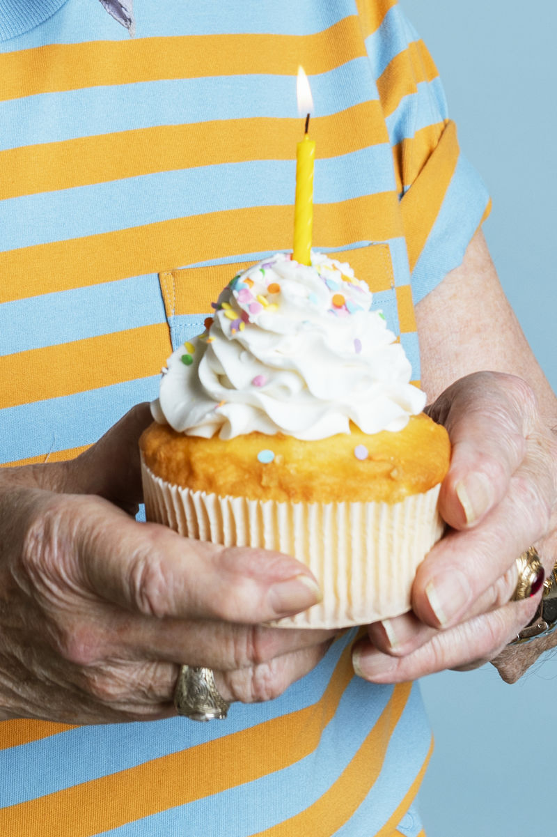 拿着生日蛋糕的老人