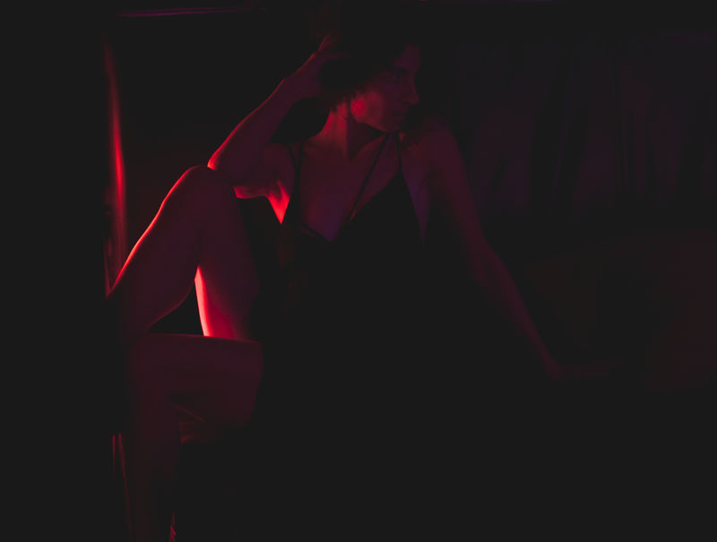 黑暗酒吧里一个女人的画像