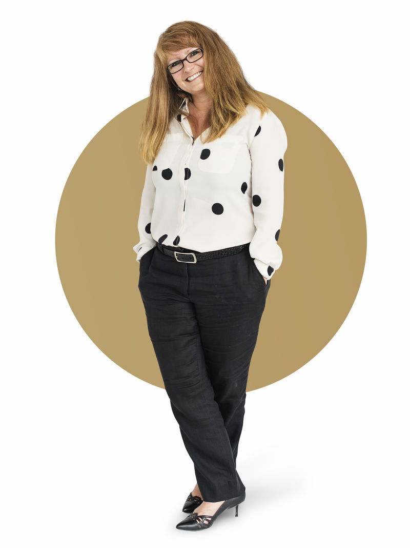 一个快乐的女人穿着圆点衬衫在白色背景上孤立