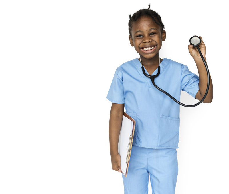 穿着医生服装的年轻女孩