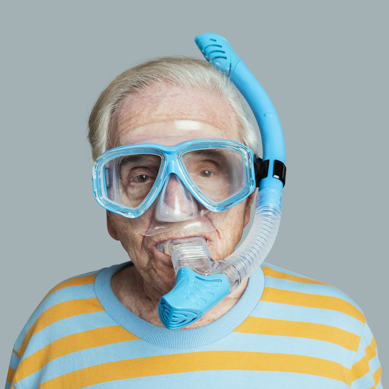 戴潜水镜的老人模型