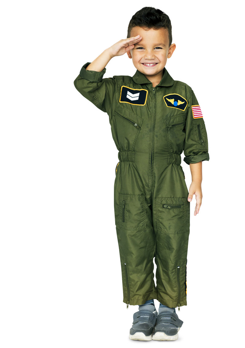 穿着军用飞行员服装的快乐男孩