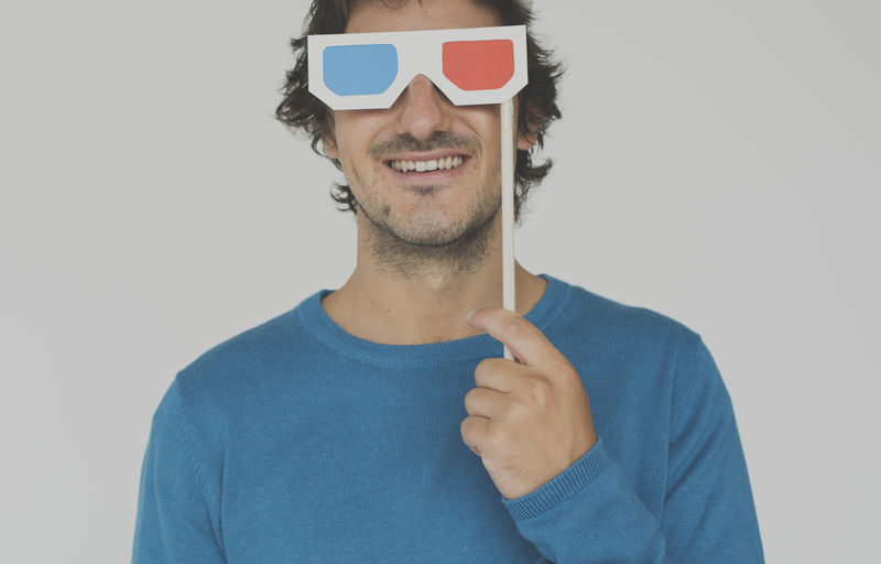 男人欢快的工作室肖像概念