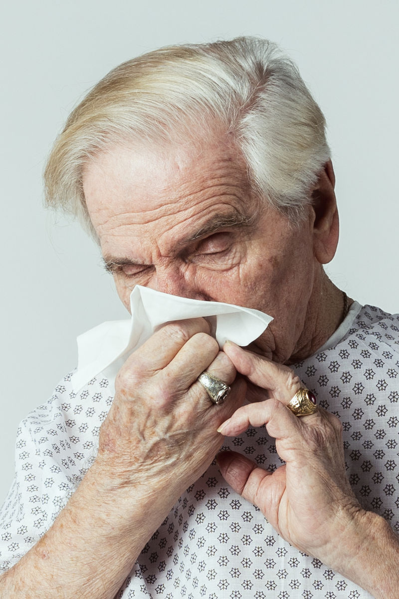 有冠状病毒症状的老年患者