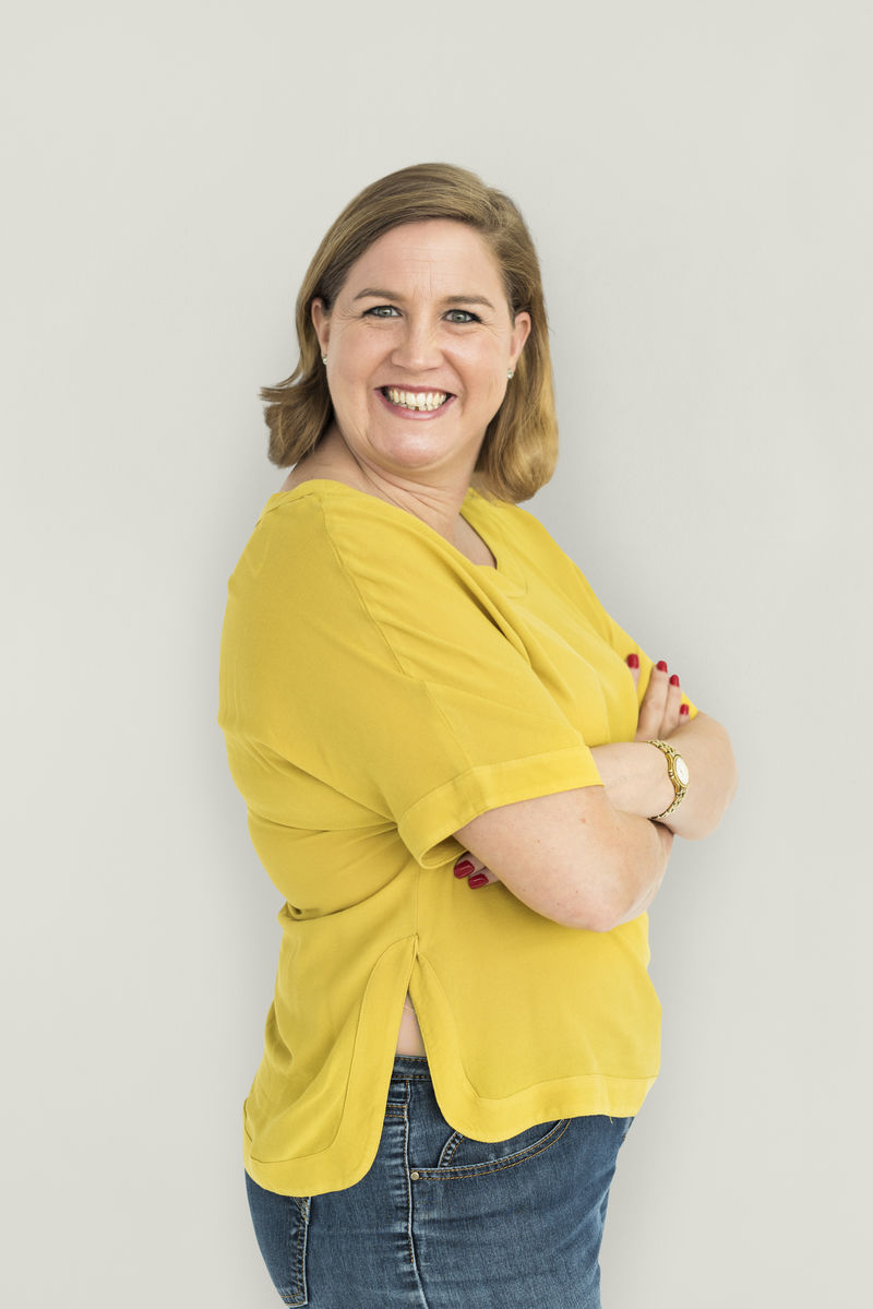 女性欢快的工作室肖像概念