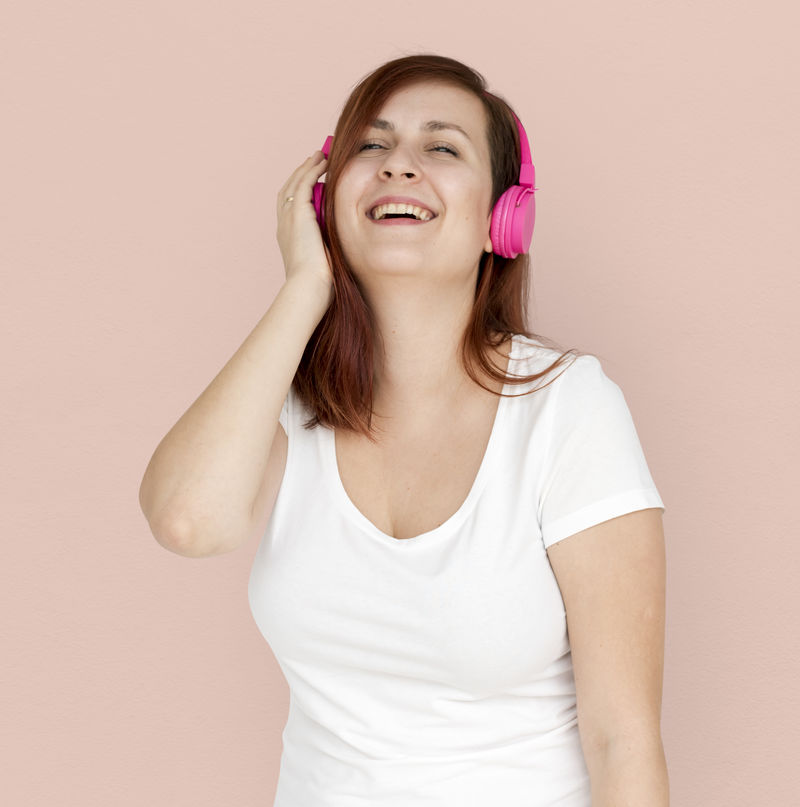 女人微笑幸福耳机音乐娱乐