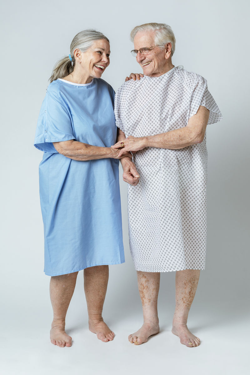 冠状病毒爆发期间快乐的老年患者互相支持