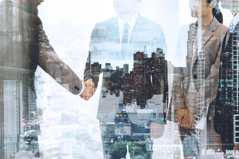 在商业协议背景下握手的人