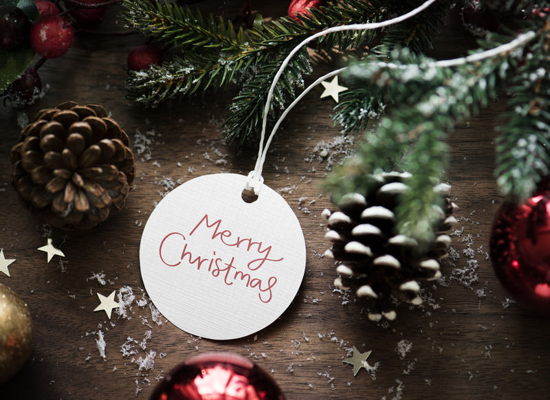 圣诞背景中的圣诞快乐标签