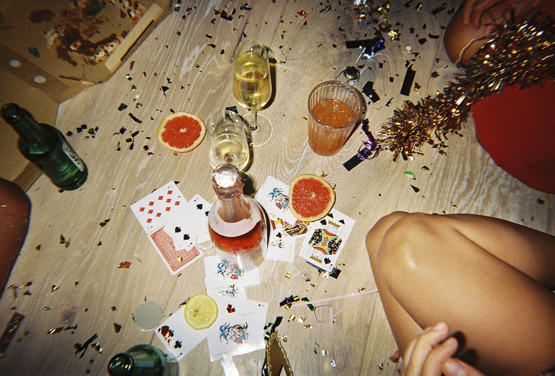 人们在聚会上打牌