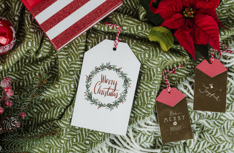 圣诞礼品盒和一品红标签卡