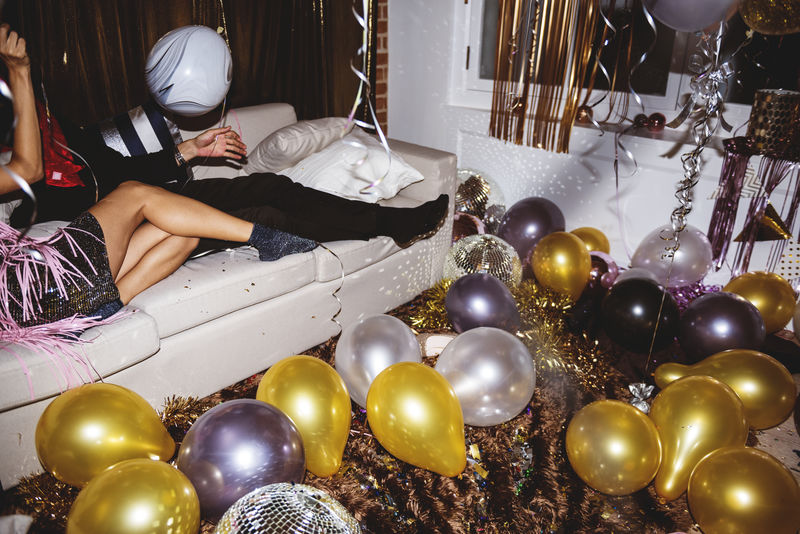 人们在聚会上玩得很开心