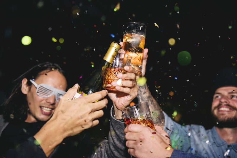 人们在聚会上庆祝