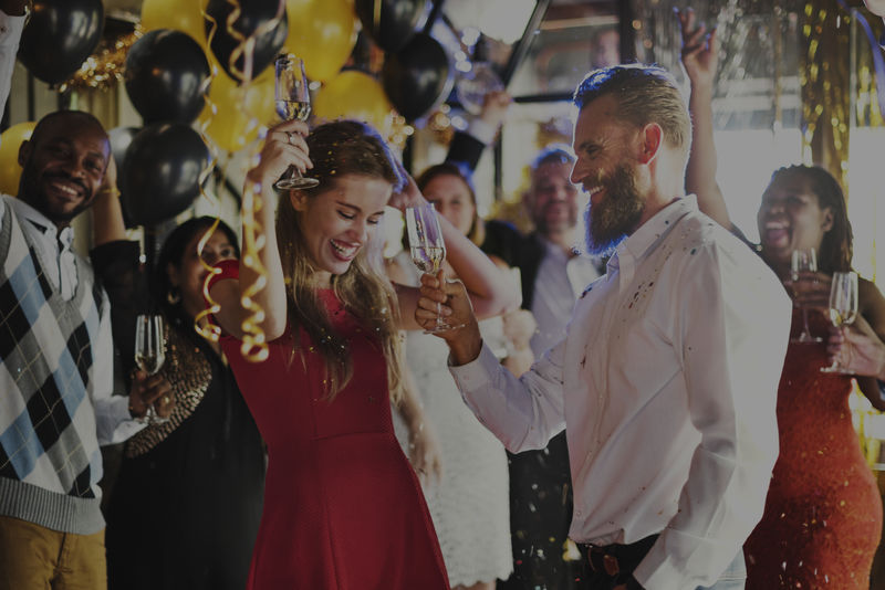 朋友们庆祝新年前夜