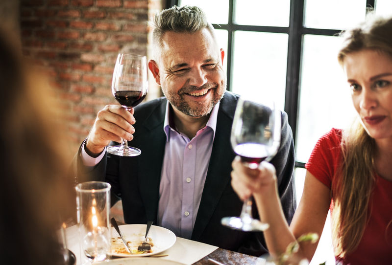 在晚宴上的朋友