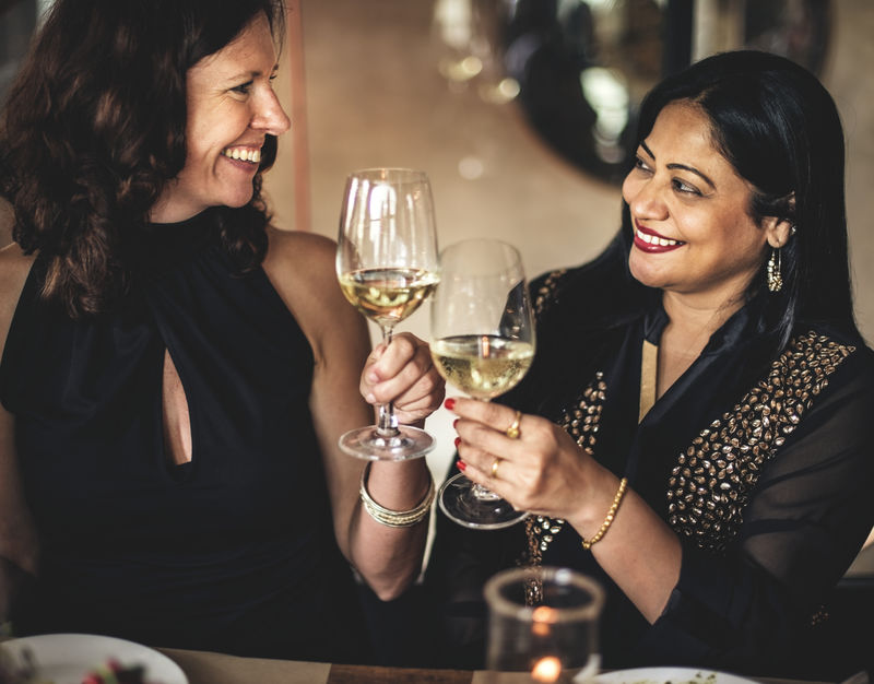 在晚宴上的朋友