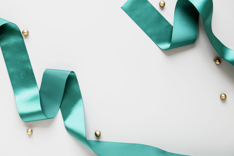 灰色背景上的绿色丝带