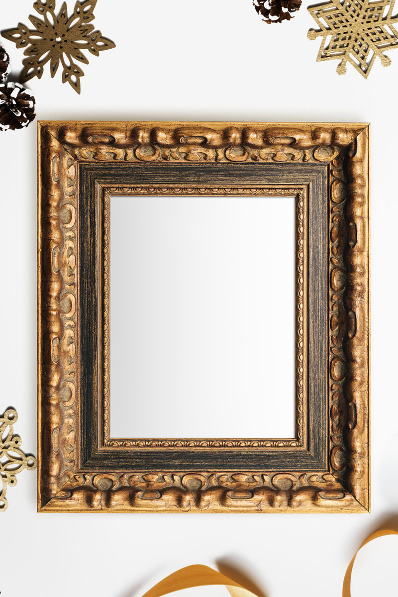 带圣诞装饰的豪华金色框架模型