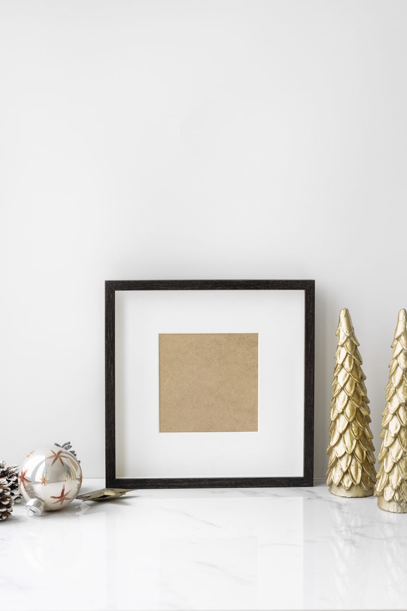 桌上有金色圣诞树的相框