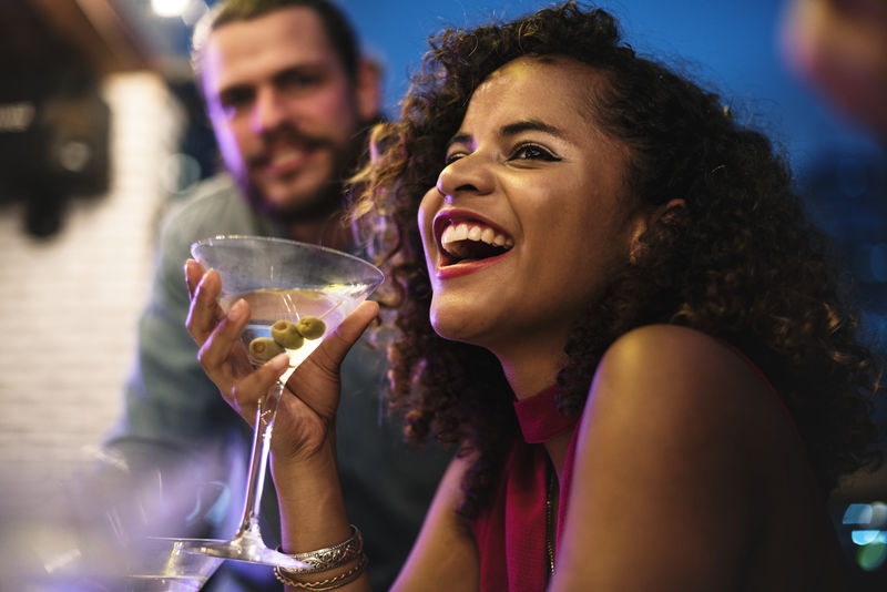 人们在聚会上玩得很开心