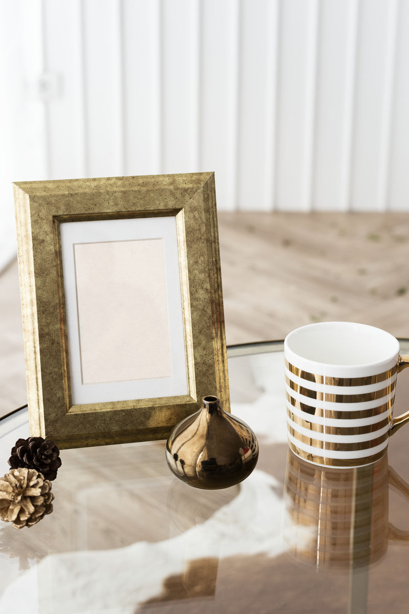 桌上的金色相框