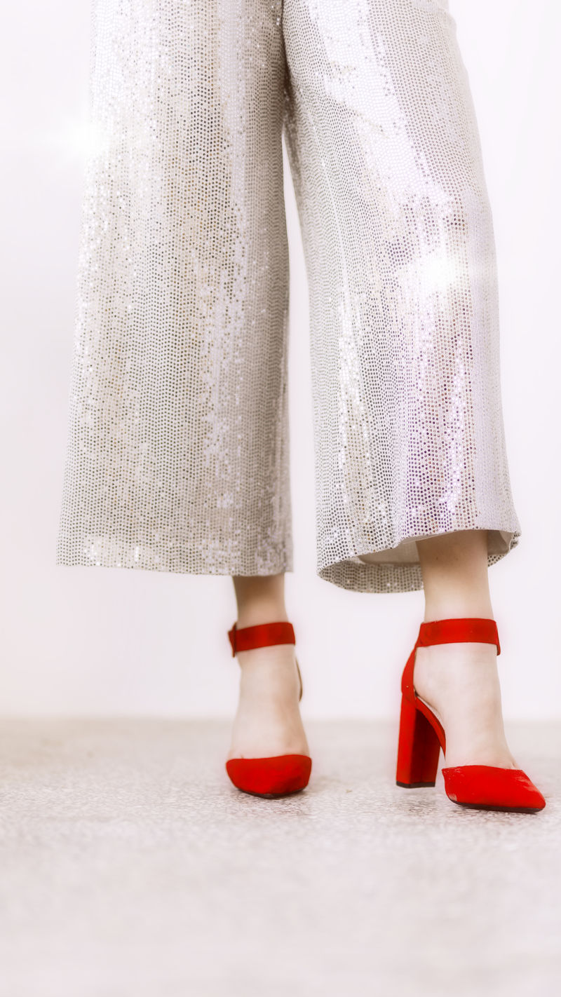 穿红色高跟鞋的时髦女人