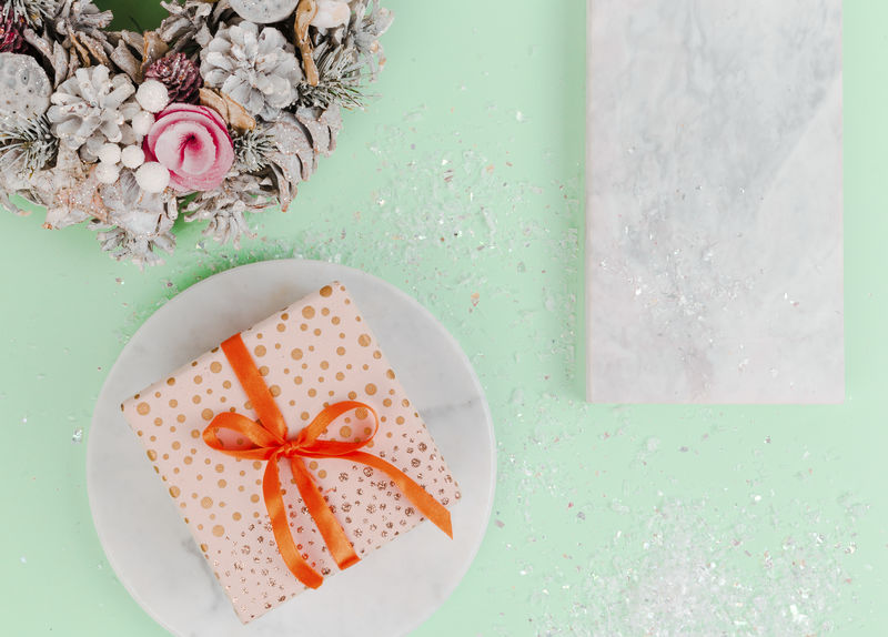 圣诞橙色礼品盒鸟瞰图