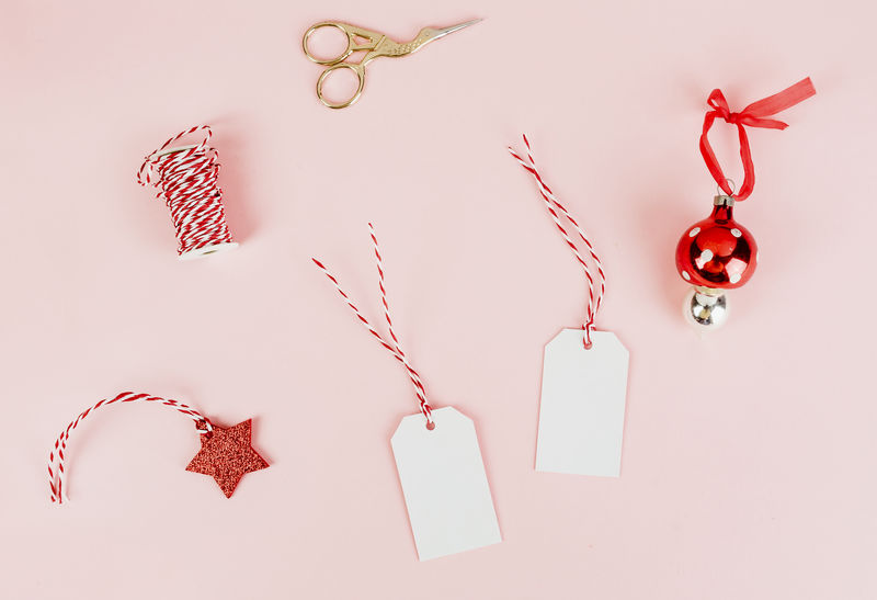 圣诞礼物标签和桃色背景饰品