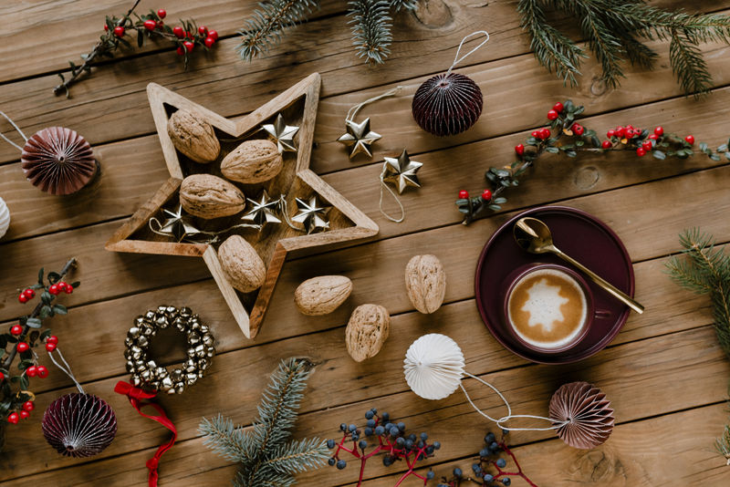 圣诞节晚上吃热巧克力和核桃