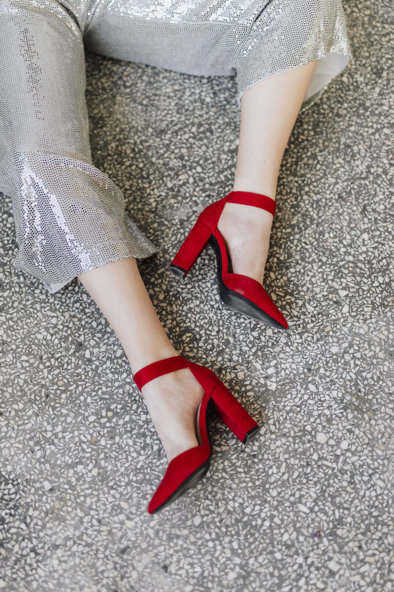 穿红色高跟鞋的时髦女人