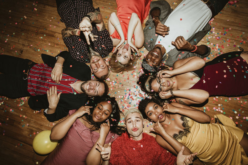 在聚会上躺在地板上的一群朋友