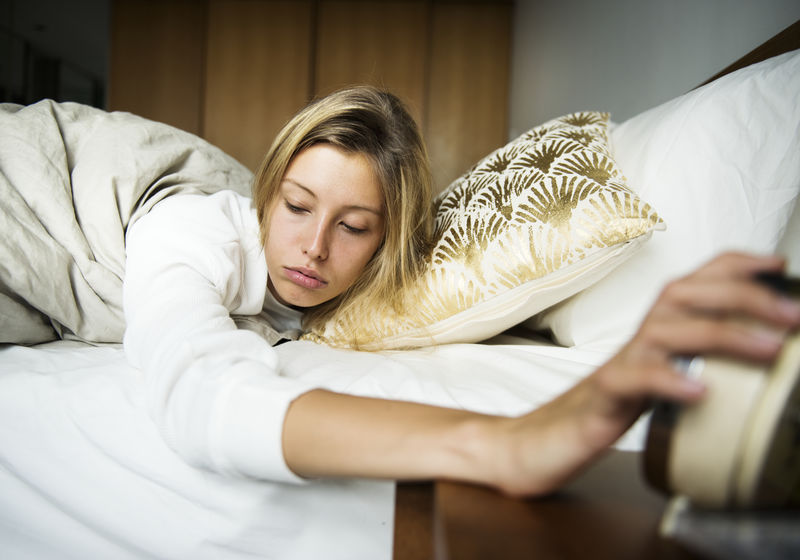 一个昏昏欲睡的白人女人关掉了警报