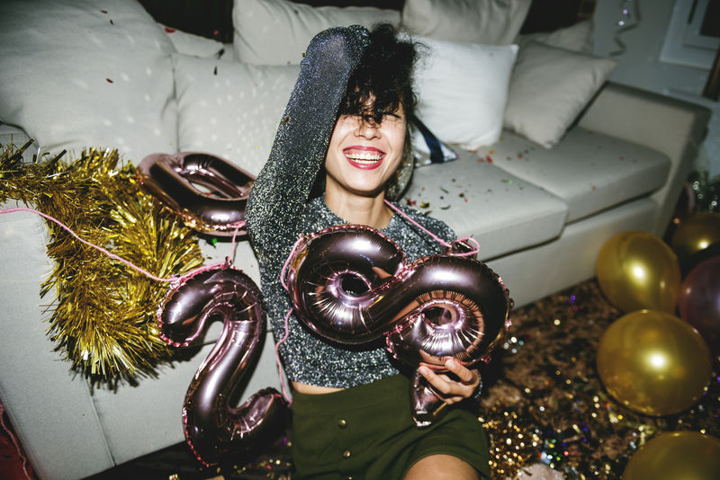 人们在聚会上玩得很开心