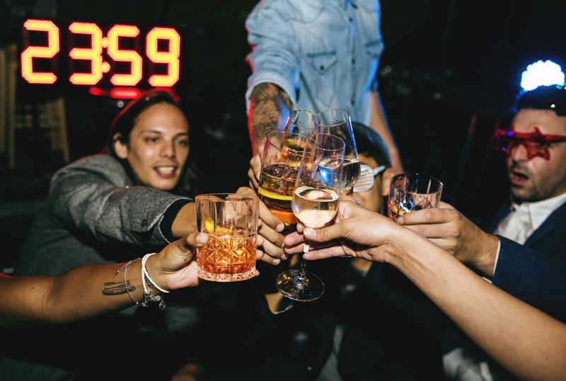 人们在聚会上庆祝