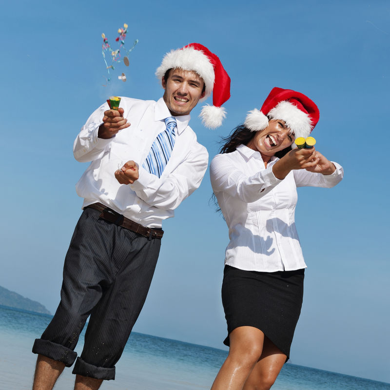 商务人士正在享受海滩