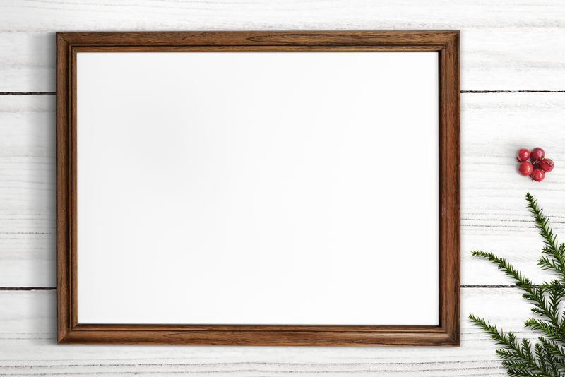 白色木质背景上带有圣诞装饰的木制框架模型