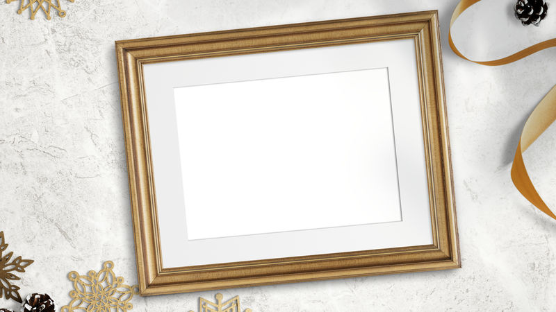 经典的金色框架模型与圣诞装饰